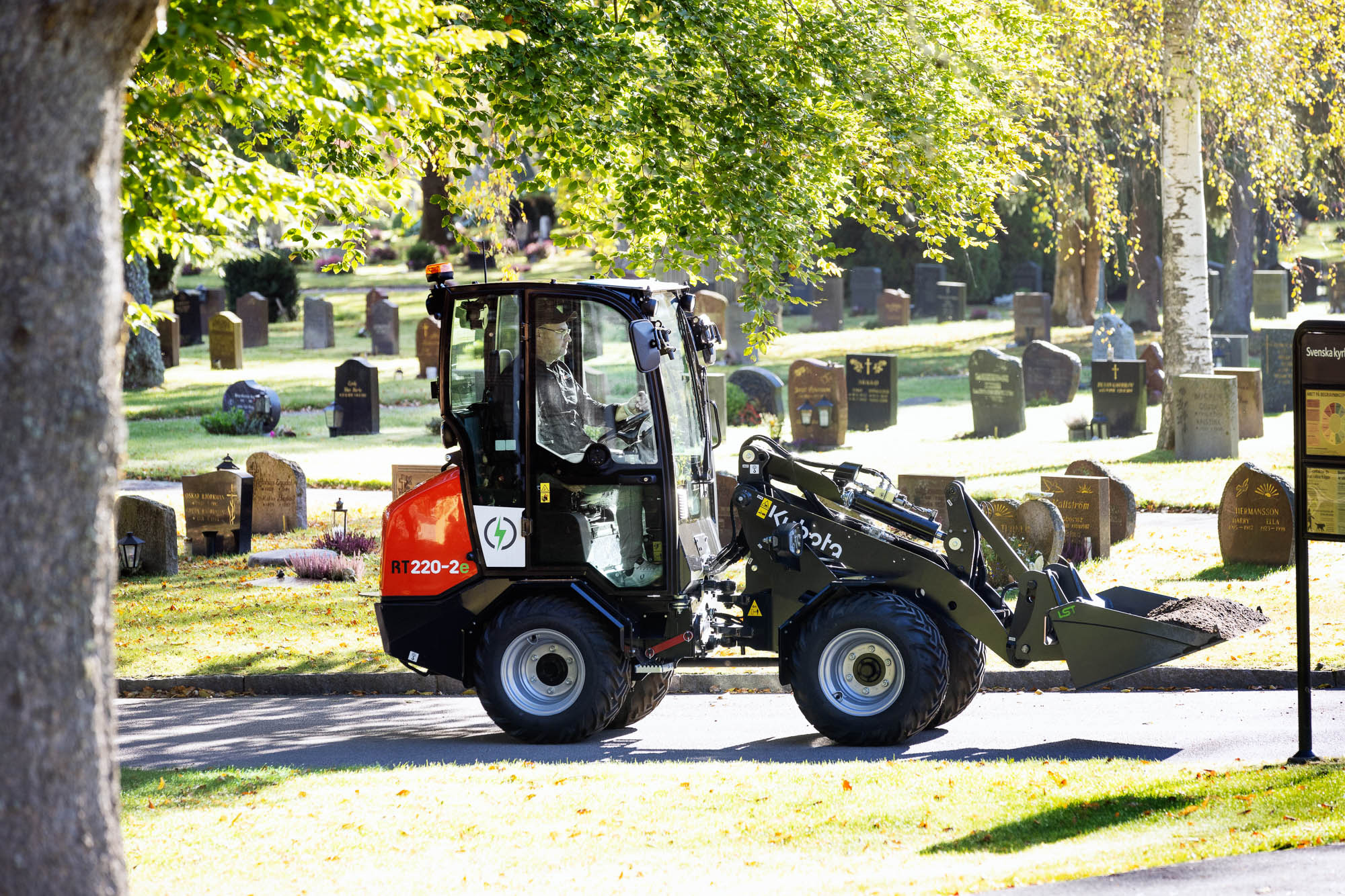 Kubota RT280-2e elektrisk hjullastare som arbetar tyst och effektivt på en kyrkogård, idealisk för känsliga miljöer med krav på avgasfri och bullerfri drift