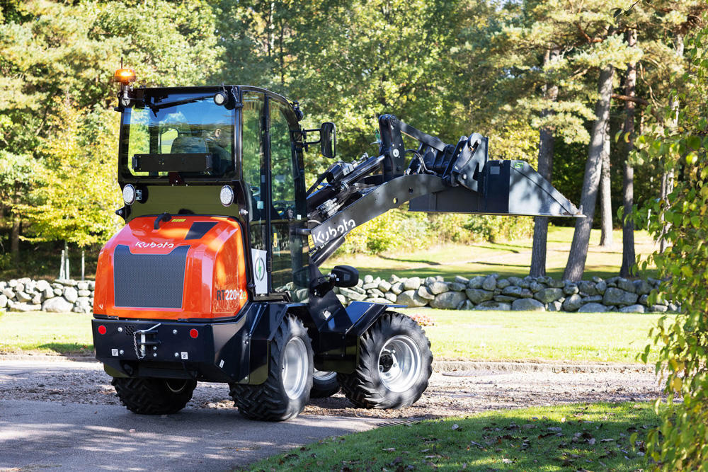 Kubota RT280-2e elektrisk hjullastare som arbetar tyst och effektivt i ett parkområde