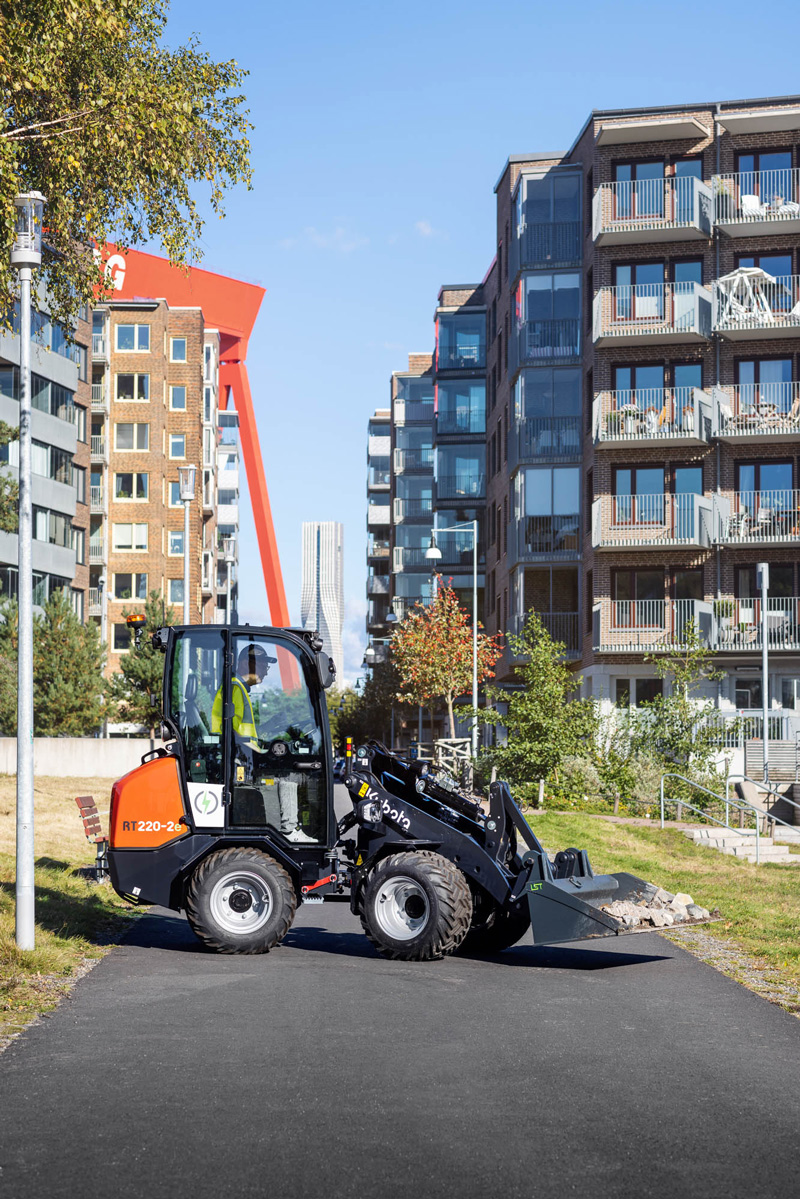 Kubota RT280-2e elektrisk hjullastare som arbetar på i storstadsmiljö, idealisk för avgasfri och bullerfri drift i tätbebyggda områden.