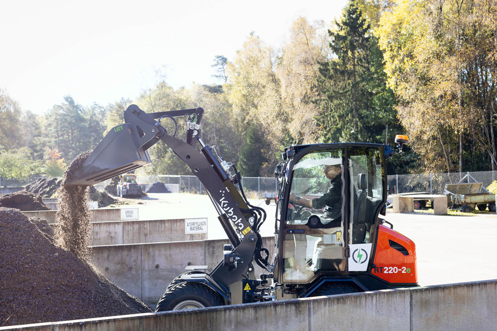 Kubota RT280-2e elektrisk hjullastare som arbetar på en byggarbetsplats, idealisk för avgasfri och bullerfri drift i stadsmiljöer