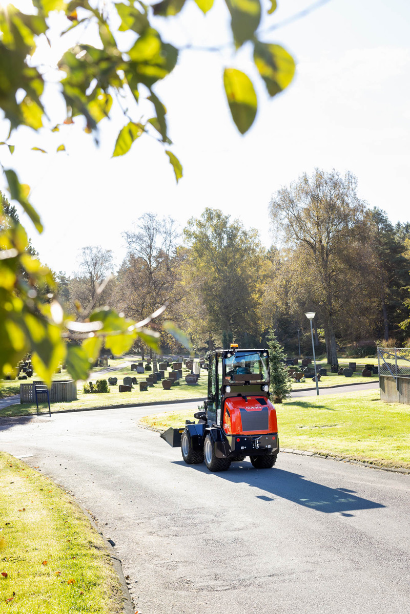 Kubota RT280-2e elektrisk hjullastare som arbetar tyst och effektivt på en kyrkogård