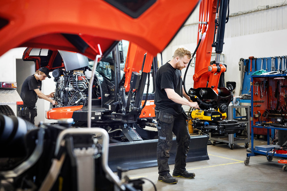 Service av en Kubota utrustad med Engcon-rototilt, där tekniker utför underhåll för att säkerställa optimal prestanda och drift.