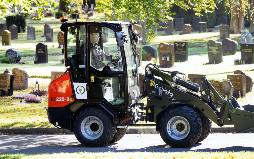 Kubota elhjullastare och minigrävare för arbete på kyrkogårdar