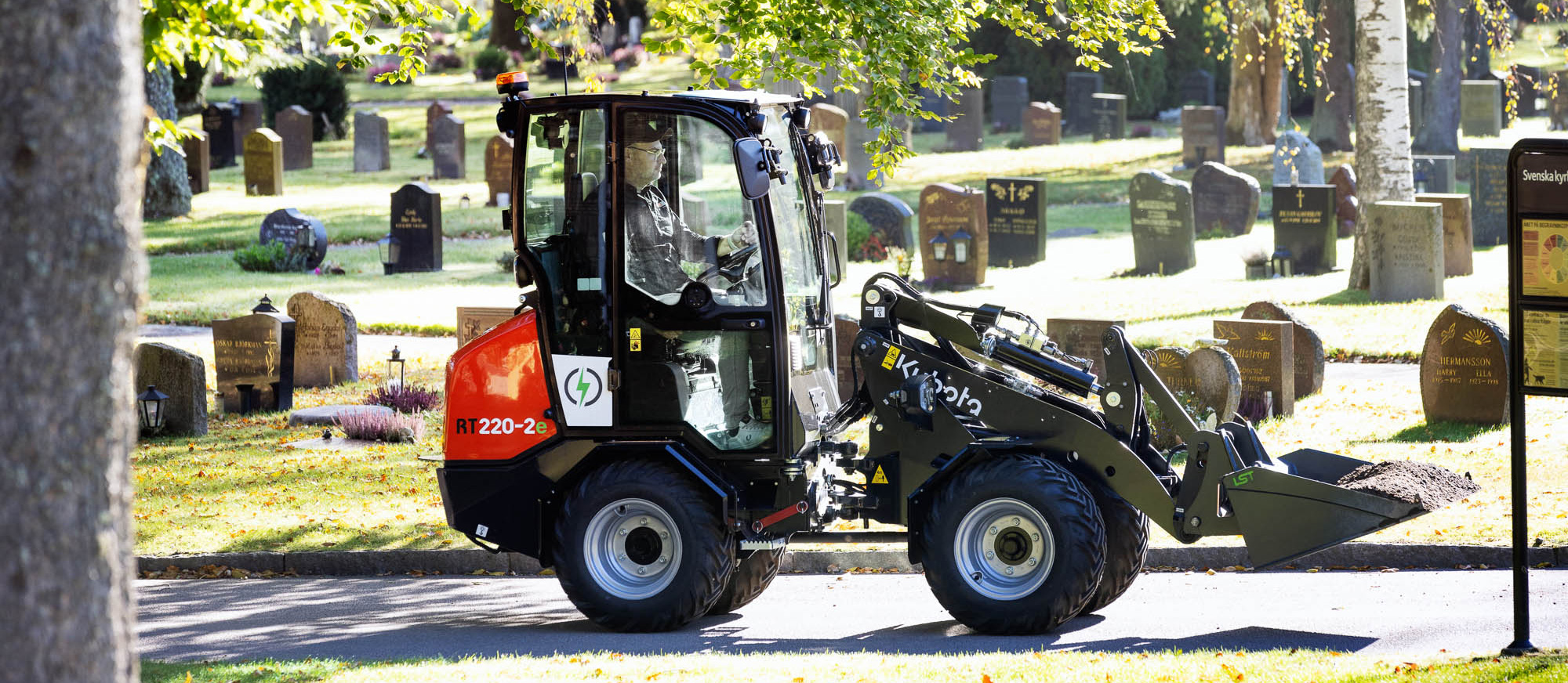 Kubota RT280-2e elektrisk hjullastare som arbetar tyst och effektivt på en kyrkogård, idealisk för känsliga miljöer med krav på avgasfri och bullerfri drift