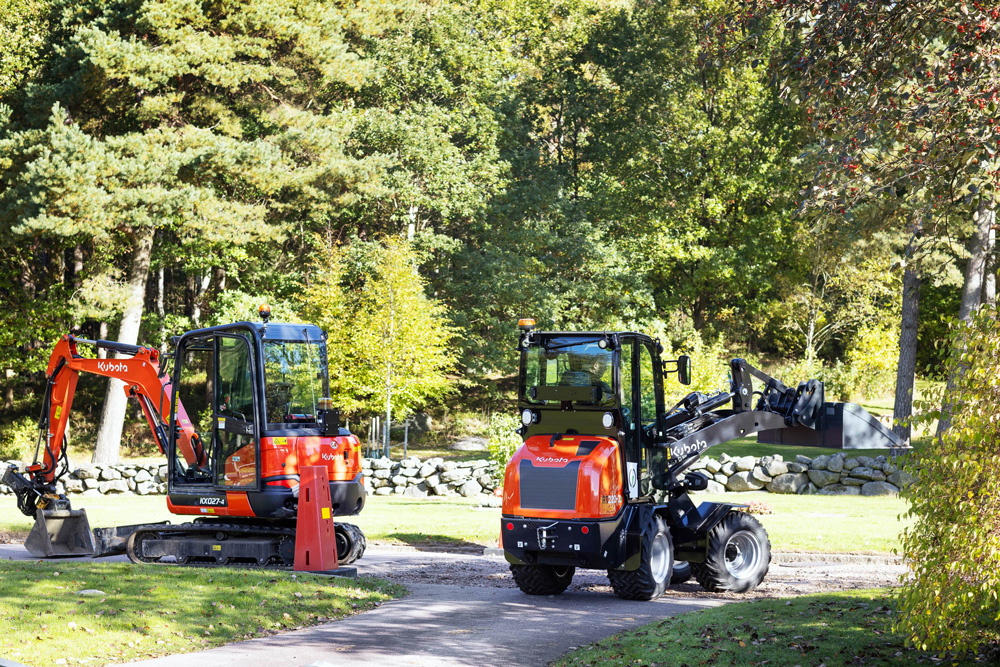 Kubota RT220-2e och KX027-4 som arbetar i en parkmiljö, idealiska för miljöer där tyst och effektiv drift är avgörande för att skydda omgivningen.