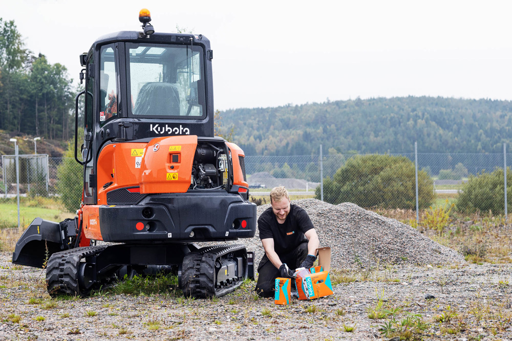 Servicetekniker som byter reservdelar på en maskin