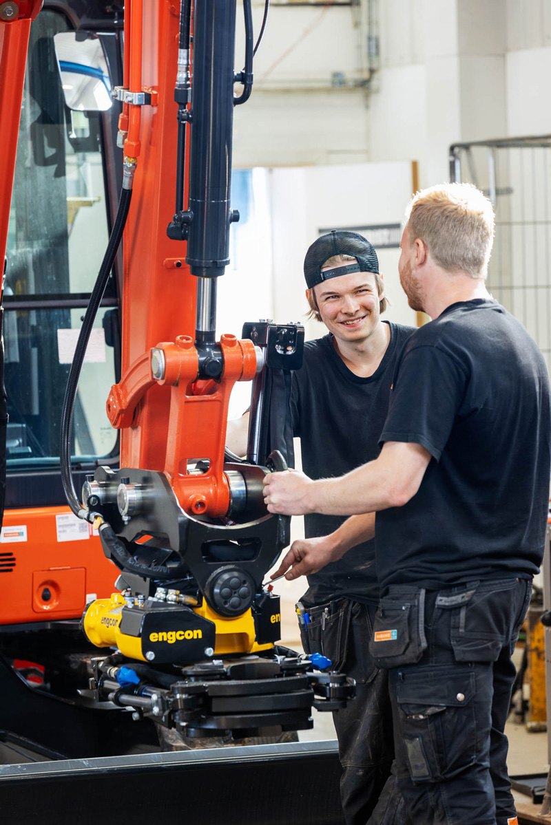 Service av en Kubota utrustad med Engcon-rototilt, där tekniker utför underhåll för att säkerställa optimal prestanda och drift